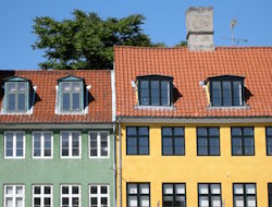 Unangenehme Gerüche durch Wandfarbe können nach Renovierungs- und Malerarbeiten auftreten. Mögliche Ursachen sind flüchtige organische Verbindungen (VOC), Konservierungsstoffe oder chemische Reaktionen der verwendeten Materialien. Mier Lufttechnik GmbH untersucht auffällige Farbgerüche, ermittelt mögliche Geruchsquellen und empfiehlt geeignete Maßnahmen zur nachhaltigen Geruchsentfernung. Wohnhäuser mit farbig gestrichenen Fassaden – unangenehme Gerüche durch Wandfarbe können auch in Innenräumen entstehen.