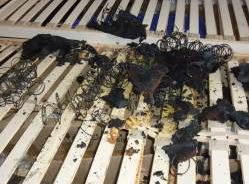 Nach einem Matratzenbrand verbessert ein moderner Luftreiniger die Raumluft, indem er Rauchgeruch und Schadstoffe im Schlafzimmer reduziert. Ein moderner Luftreiniger in einem Raum reduziert Rauch- und Schadstoffpartikel nach einem Brandschaden.