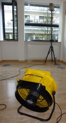 Ozongenerator erhöht positioniert, Ventilator zur Luftumwälzung in Betrieb