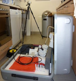 Professionelle Raumluftmessung mit Messgeräten und Probenahmepumpen zur Untersuchung von Schadstoffen und Geruchsstoffen nach einem Brandschaden.