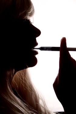 Zigarettenrauch und Nikotingerüche können sich dauerhaft in Polstern, Teppichen, Textilien, Möbeln, Wänden und Decken festsetzen. Besonders bei langjähriger Rauchbelastung reicht einfaches Lüften häufig nicht aus. Mier Lufttechnik GmbH untersucht die Ursachen von Rauch- und Nikotingerüchen, ermittelt geruchsbelastete Materialien und empfiehlt geeignete Reinigungsverfahren zur nachhaltigen Geruchsentfernung – ohne Ozonbehandlung. Frau raucht eine Zigarette – Zigarettenrauch verursacht hartnäckige Nikotingerüche und Geruchsbelastungen in Innenräumen.